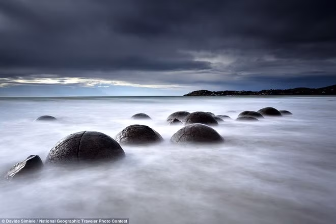 Những tảng đá bí ẩn tại bãi biển Koekohe ở New Zealand.