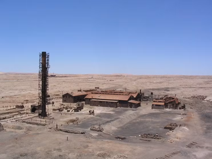 Mỏ Humberstone và LaNoria Saltpeter Works, Chile, đây là hai mỏ khai thác Nitrat bị bỏ hoang. Khánh thành vào năm 1872, phát triển mạnh mẽ cho đến thời kỳ đại suy thoái, các doanh nghiệp sa sút, người lao động bị đối xử tàn nhẫn. Khu vực bị bỏ hoang từ những năm 60 và được biết đến với tên gọi thị trấn ma quái, người dân địa phương tin rằng nơi đây đầy rẫy những hồn ma oan khuất, chết đau đớn.