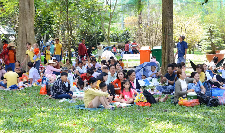 Trong khi đó, người lớn tỏ ra mệt mỏi vì nắng nóng gay gắt.