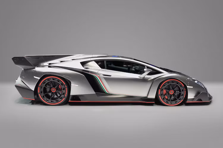 1 năm sau khi Aventador J xuất hiện, phiên bản đặc biệt thứ 2 của Aventador là Veneno cũng đã chính thức "trình làng" cũng tại triển lãm Geneva. Được tạo ra nhằm kỷ niệm 50 năm ngày thành lập Lamborghini, Veneno có thân xe với thiết kế hoàn toàn khác biệt so với Aventador và là chiếc Lamborghini có đặc tính khí động học cao nhất từng được chế tạo.