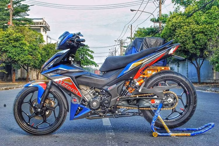 Kể từ khi ra mắt, Honda Winner 150 đã có rất nhiều bản độ khác nhau. Tuy nhiên so với đối thủ Yamaha Exciter, chiếc xe có số lượng bản độ bánh lớn ít hơn nhiều. Mới đây nhất, một người chơi xe tại miền Nam đã tạo ra một bản độ bánh lớn từ Winner 150, với cặp mâm vốn thường xuất hiện trên các dòng xe Yamaha.