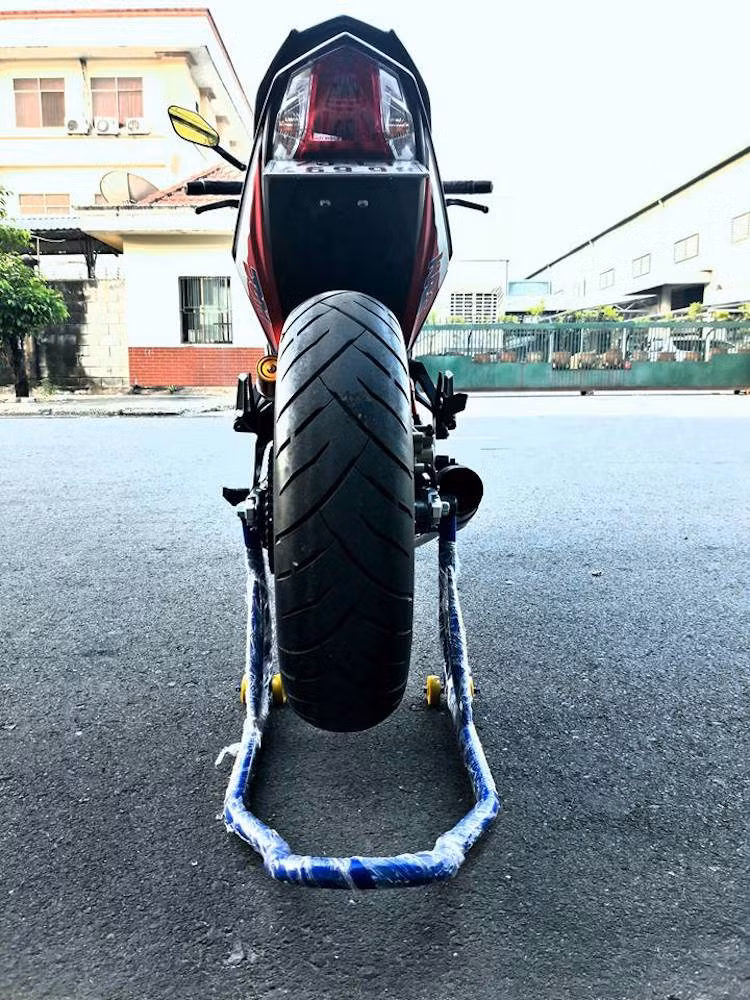 Để có thể lắp bánh lớn cho Winner, chủ xe đã lựa chọn gắp từ KTM RC390. Nhiều khả năng đây là chiếc Winner đầu tiên được lắp bộ gắp này. Dè nguyên bản của xe đã được loại bỏ để thay bằng pát biển số gọn gàng hơn, khiến Winner 150 có vóc dáng thể thao hơn.