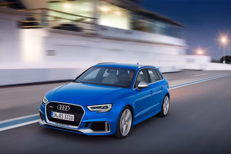 Động cơ mạnh mẽ giúp cho RS3 Sportback có thể tăng tốc từ 0-100 km/h trong 4,1 giây - "ngấp nghé" ngưỡng của nhiều siêu xe và đạt tốc độ tối đa giới hạn điện tử 250 km/h. Tuy nhiên nếu khách hàng có nhu cầu, hãng xe Audi cũng rất sẵn lòng nâng giới hạn này lên 280 km/h.