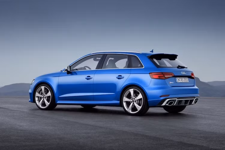 Cản sau của RS3 cũng đã được Audi thiết kế thêm các cánh khuếch tán không khí, kết hợp với cánh đuôi dạng nẹp trên nắp khoang hành lý và cản trước để tối ưu hóa khả năng khí động học của xe. Cặp ống xả hình elip lớn nằm ở 2 góc cản sau cũng giúp chiếc xe khác biệt hơn các phiên bản A3 thường.