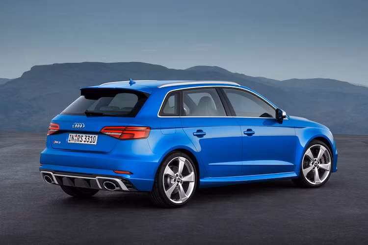 Với một loạt các hệ thống điện tử, RS3 Sportback còn trở nên nhanh hơn khi vào cua. Một ví dụ đó là hệ thống kiểm soát mô-men xoắn trên từng bánh bằng cách phanh nhẹ các bánh bên trong góc cua, khiến chiếc xe có thể "ôm cua" ở tốc độ cao an toàn hơn.
