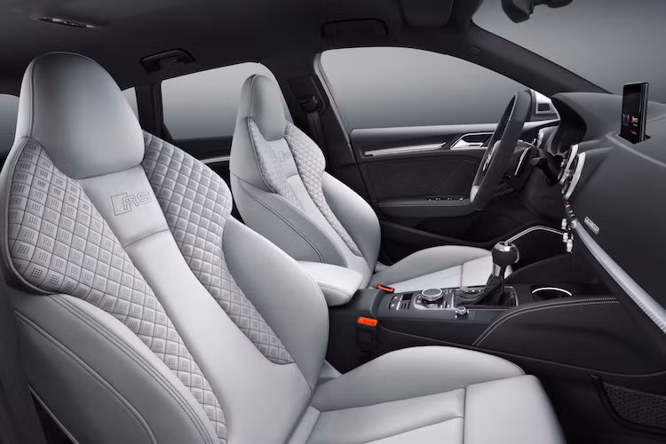 Khách hàng cũng có thể đặt hàng RS3 với bảng đồng hồ kỹ thuật số Virtual Cockpit như nhiều dòng xe khác. Các ghế ngồi của xe đều được bọc da cao cấp và chần chỉ màu tương phản, trong khi những tấm ốp cánh cửa bọc alcantara. Những chi tiết ốp trang trí nội thất bằng sợi carbon càng làm tăng "chất thể thao" bên trong nội thất của RS3.