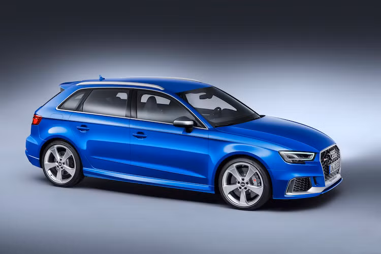 Cũng được trang bị động cơ 5 xi-lanh thẳng thàng 2.5l tăng áp như RS3 Sportback bản cũ, tuy nhiên lần này máy của RS3 Sportback 2017 thậm chí còn ưu việt hơn khi nhẹ hơn tới 26 kg, đồng thời được trang bị công nghệ phun xăng trực tiếp kép và điều khiển van biến thiên.