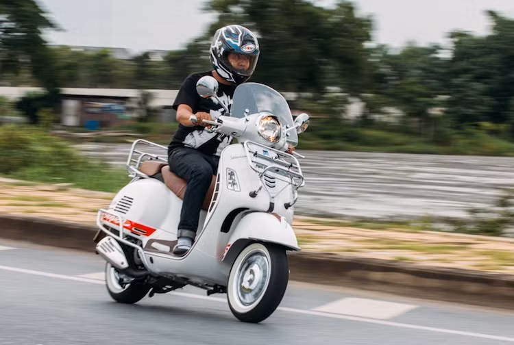Với loạt phụ kiện, phụ tùng chính hãng cùng cách phối màu đậm phong cách cổ điển, chiếc xe tay ga Piaggio Vespa GTS 150 đã có vẻ ngoài đầy tinh tế và thanh lịch.