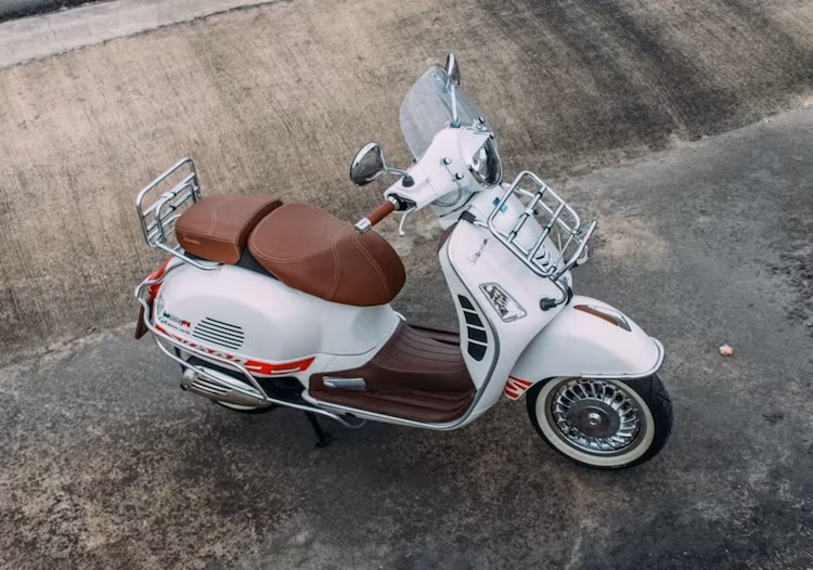 Dựa trên cơ sở dòng Vespa Granturismo ra mắt lần đầu vào năm 2003, Piaggio Vespa GTS 150 là phiên bản mang phong cách thể thao hơn với một số thay đổi thiết kế như mặt nạ trước, decal trên thân xe, màu sắc mâm, hộp đèn phía sau... Ở dạng nguyên bản, mẫu xe này vốn rất ít khi được độ lại ở các nước châu Á khi chúng thường được coi là "xe dạo phố".