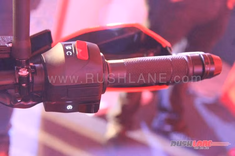 Ngoài ra, KTM Duke 390 mới còn được trang bị bướm ga điện tử. Như vậy, Duke 390 đã trở thành mẫu xe thứ 2 trong phân khúc 250-400 cc được trang bị công nghệ này, sau Honda CBR250RR và trở thành chiếc xe nhiều công nghệ nhất.