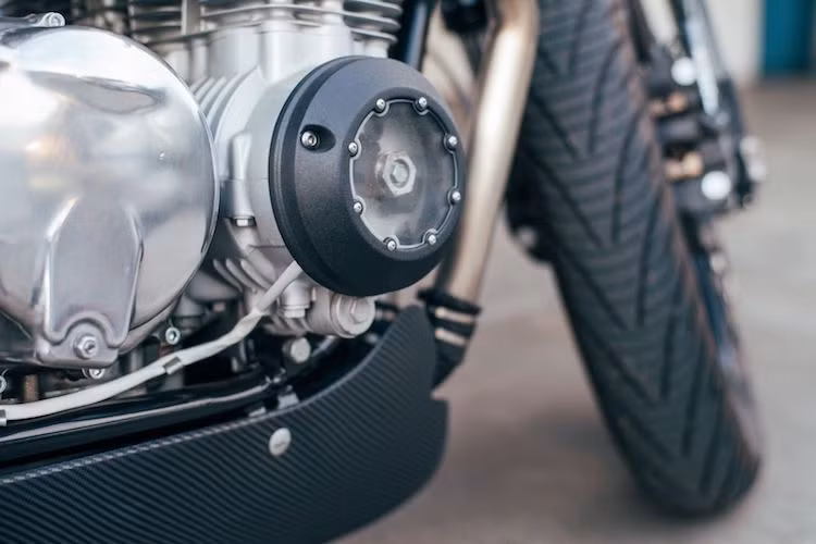 Nằm bên dưới động cơ của xe là bộ "mỏ cày" bảo vệ bằng sợi carbon trọng lượng nhẹ và kiểu dáng thể thao. Bản thân động cơ của chiếc CB550K cũng đã được phục chế lại hoàn toàn với toàn bộ các gioăng thay mới, sục rửa chế hòa khí và độ lọc gió K&amp;N thoáng hơn.