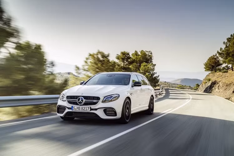 Trên thế hệ E63 AMG mới nhất, mọi phiên bản của xe đều sẽ được trang bị hộp số tự động 9 cấp Speedshift kèm theo hệ dẫn động 4 bánh 4MATIC. Dù đều có tốc độ tối đa ngang nhau (250 km/h) nhưng với động cơ mạnh hơn, thời gian tăng tốc từ 0-100 km/h của bản E63S Wagon là 3,5 giây thay vì 3,6 giây.