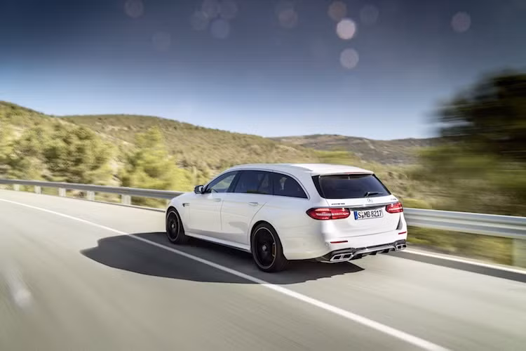 Sắp tới, Mercedes sẽ lần đầu tiên trưng bày E63 AMG WAgon thế hệ mới tại triển lãm Geneva vào tháng 3. Chiếc xe sẽ bắt đầu được bán ra kể từ mùa thu này, tuy nhiên thị trường Mỹ sẽ chỉ có bản E63S.
