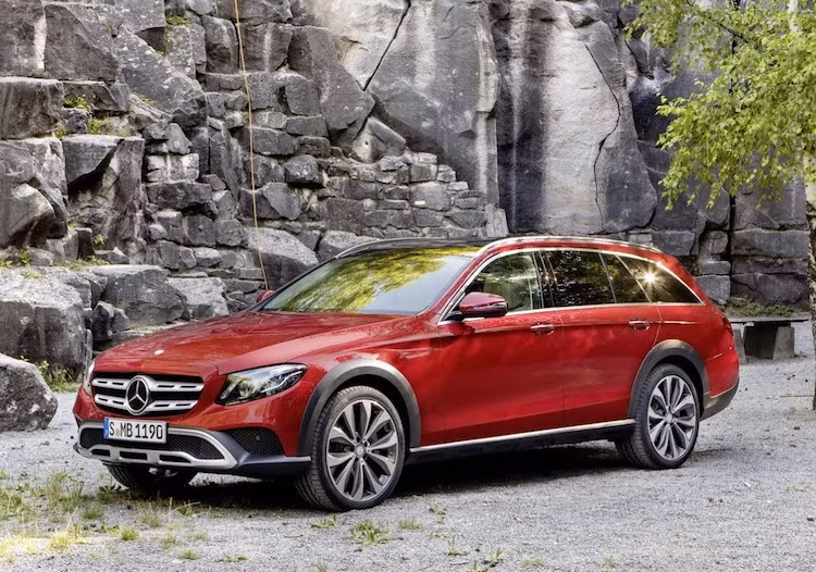 Dựa trên phiên bản E-Class Wagon đã ra mắt trước đây, Mercedes E-Class All-Terrain là phiên bản hoàn toàn mới, lần đầu tiên xuất hiện trong dòng E-Class. Được tạo ra nhằm tới đối thủ chính là Audi A6 Allroad quattro, chiếc xe được coi là sự kết hợp giữa E-Class Wagon và các dòng crossover của Mercedes.