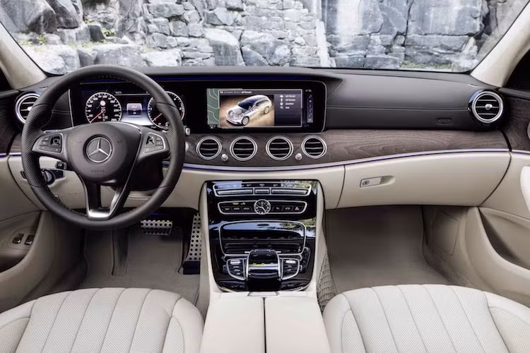 Cũng giống như dòng E-Class sedan, chiếc xe sở hữu nội thất với thiết kế sang trọng và hiện đại khá giống với S-Class. Ở các phiên bản cao cấp, xe cũng có 2 màn hình hiển thị lớn với kích thước lên tới 12,3 inch. Các vật liệu sử dụng và cách hoàn thiện cũng được chú trọng. Điểm giúp phân biệt E-Class Terrain với các phiên bản khác là các bàn đạp bằng thép không rỉ và thảm lót sàn có chữ All Terrain.