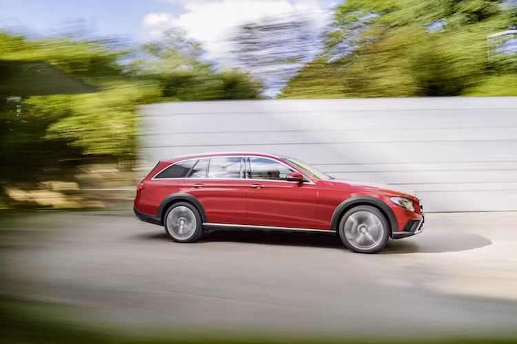 Tại thị trường Châu Âu, Mercedes E-Class All Terrain sẽ bắt đầu được bán ra từ tháng 3 tới với mức giá khởi điểm là 58.101 Euro (tương đương 1,41 tỷ đồng).