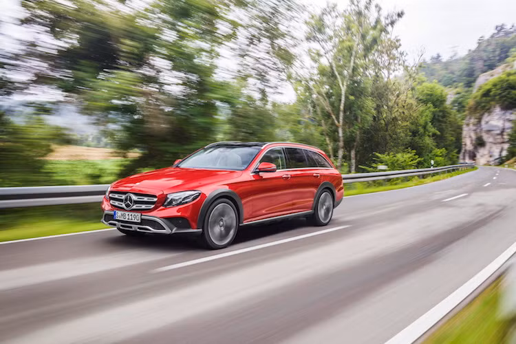 Ban đầu, E-Class All-Terrain sẽ chỉ có duy nhất phiên bản E220d, được trang bị động cơ diesel 4 xi-lanh tăng áp với công suất 194 mã lực cùng mô-men xoắn cực đại 400 Nm. Phiên bản này mất 8 giây để đạt 0-100 km/h cùng tốc độ tối đa 232 km/h.