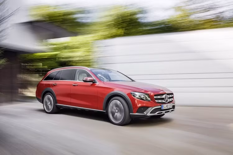 Sau đó, chiếc xe sẽ có thêm phiên bản E350d động cơ turbodiesel 6 xi-lanh lớn hơn, mạnh mẽ hơn. Cả 2 phiên bản đều sẽ có hộp số tự động 9 cấp 9G-Tronic và hệ dẫn động 4 bánh 4MATIC. Tuy nhiên tại thời điểm này, Mercedes vẫn chưa công bố thêm bất kỳ phiên bản chạy xăng nào cho chiếc xe.