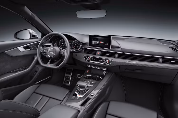 Bước chân vào cabin, chiếc xe được trang bị bộ ghế thể thao S Sport mới, vô-lăng thể thao có logo S4 ở vị trí 6h, cabin bọc da Nappa hoặc Alcantara và bậc bước chân có logo S4 phát sáng. Xe cũng có sẵn hệ thống điều hòa không khí 3 vùng tự động, ghế lái chỉnh điện 8 hướng, đèn chiếu sáng full LED...