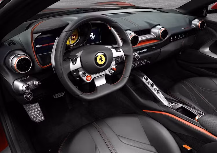 Trong khi có ngoại thất được thay đổi triệt để so với F12Berlinetta thì ở bên trong cabin, 812 Superfast vẫn tái sử dụng gần như hoàn toàn thiết kế của người tiền nhiệm. Khác biệt lớn nhất của chiếc xe là vô-lăng thể thao mới, được tích hợp thêm nhiều cụm nút chức năng hơn.