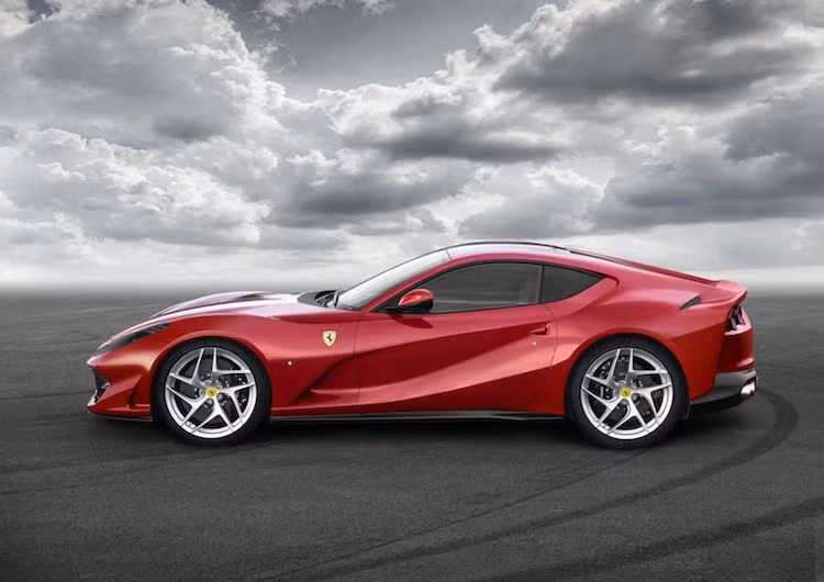 Vẫn dùng động cơ V12 nạp khí tự nhiên như F12Berlinetta nhưng trên 812 Superfast, Ferrari đã nâng dung tích lên thêm 200 cc để đạt 6.5l. Cùng với công suất 789 mã lực/718 Nm, đây là động cơ lớn nhất, mạnh mẽ nhất từng được Ferrari trang bị cho một chiếc xe thương mại. Cùng hộp số ly hợp kép 7 cấp được cải tiến, xe chỉ mất 2,9 giây để đạt 0-100 km/h và tốc độ tối đa 340 km/h.