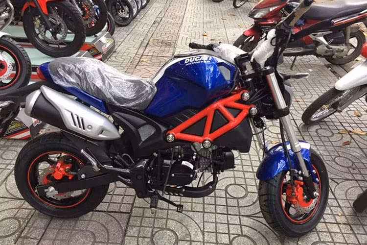 Ngoại trừ sự khác biệt rõ ràng về kích thước, mẫu xe minibike này đã có kiểu dáng được "copy" rất giống với dòng xe phân khối lớn Ducai Monster nổi tiếng. Từ đầu đèn tới bình xăng, bộ khung "giả" dạng Trellis, phuộc USD, pô vắt... tất cả đều đã được thiết kế rất giống với mẫu naked bike nhà Ducati.