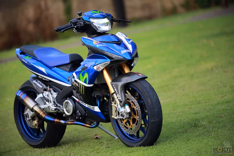 Yamaha Exciter 150 do “dan chan” sieu moto Aprilia RSV4