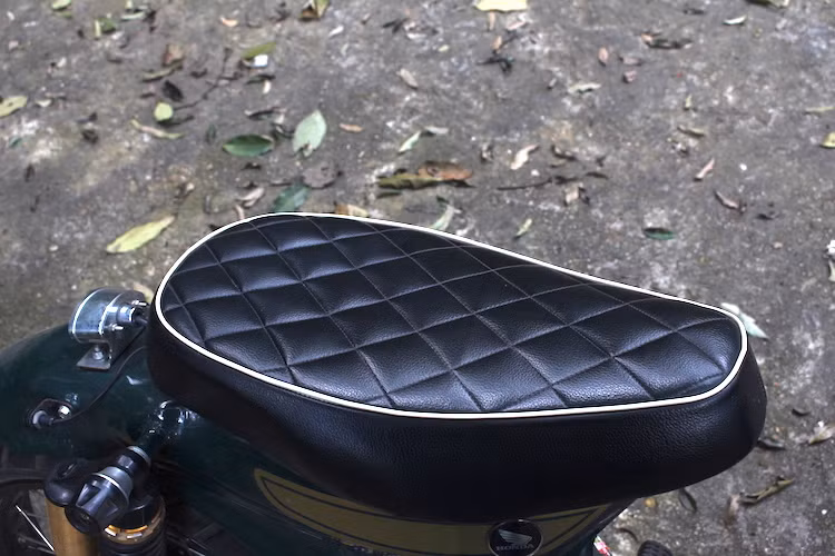 Trong khi đa số những chiếc xe "dọn" theo phong cách Street Cub đều có yên solo thì trên chiếc xe này, chủ nhân đã lựa chọn yên rút ngắn với bề mặt chần chỉ vân con thoi đẹp mắt. Theo chủ xe, chiếc xe vẫn có thể chở 2 người, với điều kiện người lái ngồi dịch lên gần chỏm yên.