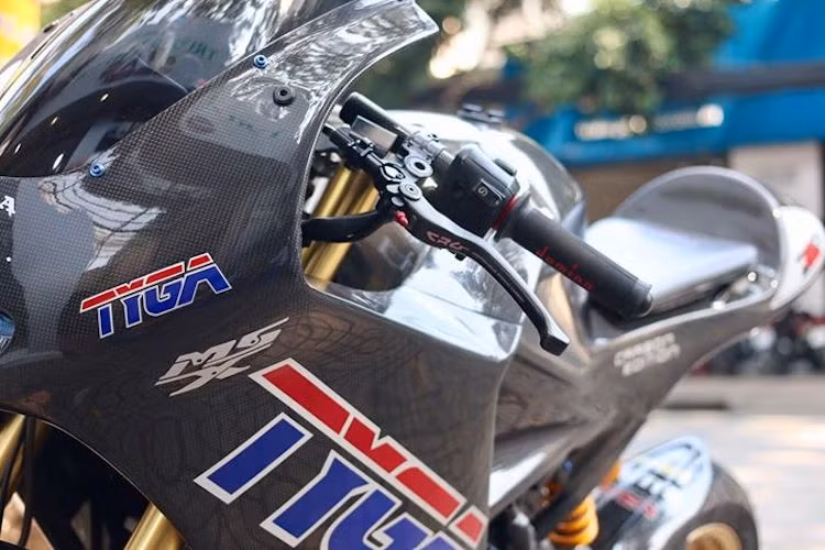 Trong đó, điểm nổi bật nhất của bản độ này đó là dàn vỏ full fairing làm từ sợi carbon tới từ hãng Tyga Performance. Không chỉ biến MSX125 từ một chiếc naked bike hoàn toàn trở thành xe môtô thể thao, dàn vỏ của Tyga còn khiến cho chiếc xe đạt trọng lượng nhẹ hơn so với nguyên bản.