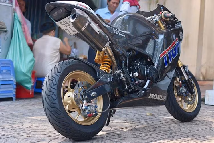 Tại Việt Nam, mới đây một biker tại Sài Gòn đã tiến hành "lột xác" chiếc Honda MSX125 để chiếc xe có dáng sportbike thể thao hơn, bằng cách chỉ sử dụng những "đồ chơi" độc đáo được các hãng sản xuất có tên tuổi chế tạo riêng cho MSX125, khiến chiếc xe hoàn toàn khác biệt so với nguyên bản nhưng vẫn có thể dễ dàng "về zin".