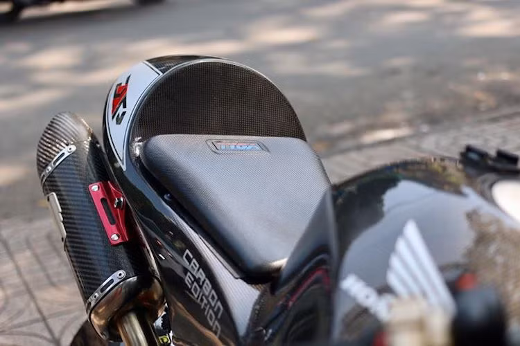 Với phần đuôi vuốt nhọn, kiểu dáng của MSX125 đã trở nên khá giống với những chiếc sportbike 2 kỳ Honda NSR150SP và 250SP từ thập niên 90 được độ vỏ Tyga. Phía trên là yên xe cũng được cung cấp bởi hãng Tyga tuy nhiên với gói nâng cấp này, chủ xe sẽ phải "hy sinh" chỗ cho người ngồi sau.