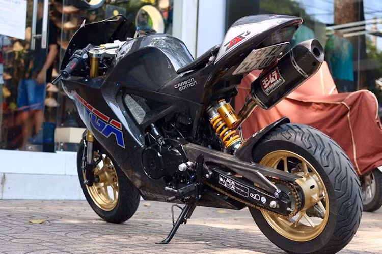 Với dàn vỏ full carbon tới từ hãng độ Tyga, chiếc minibike Honda MSX125 tại Sài Gòn đã hoàn toàn "thoát xác" khỏi dáng naked bike thông thường để trở thành một chiếc sportbike "thuần chất".