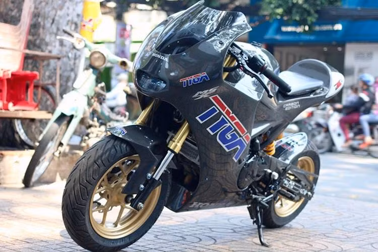 Do có giá rẻ và cảm giác điều khiển "vui nhộn", chiếc xe máy Honda MSX125 được các biker trên toàn Thế giới ưa chuộng. Chính vì vậy, việc một lượng phụ tùng nâng cấp "khổng lồ" được các hãng độ làm riêng cho mẫu xe "bé hạt tiêu" này cũng không phải là chuyện lạ.