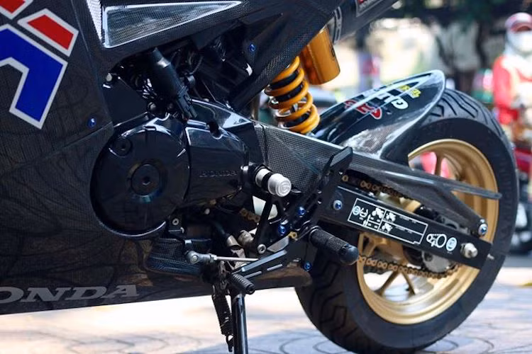 Khối động cơ SOHC 1 xi-lanh nằm ngang làm mát bằng không khí của MSX125 không có sự thay đổi nào đặc biệt, đồng thời chiếc xe vẫn giữ cặp mâm 5 cánh chữ Y thể thao. Tuy nhiên, chủ xe đã nâng cấp hệ thống phanh với cặp heo Brembo 2 pis trước sau và lốp Michelin City Grip bám đường hơn.