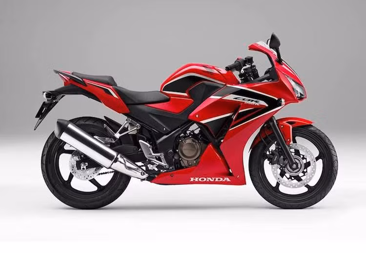 Dựa trên cùng một nền tảng chassis và động cơ, cả 2 mẫu xe này cũng chia sẻ nhiều điểm chung khác nhau như thân xe, hệ thống phanh và phuộc trước sau, lốp... Do có quây gió, trọng lượng của CBR250R đạt 161 kg thay vì chỉ 158 kg như CB250F, nhưng lại có khoảng sáng gầm nhỏ hơn 5 mm, đạt 145 mm.