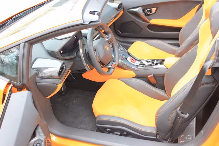 Ở bên trong nội thất, hãng độ Đức cũng chỉ khiến nội thất của chiếc siêu xe Huracan Spyder trở nên thể thao hơn với các chi tiết trang trí bằng sợi carbon trong như viền khe gió điều hòa, tay nắm cửa, bậc lên xuống xe, cần gạt chuyển số...
