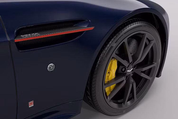 Nằm bên dưới nắp ca-pô, động cơ của các phiên bản Vantage Red Bull Racing không có gì khác biệt. Với phiên bản V8 Vantage, chiếc xe được trang bị động cơ 4.7l 430 mã lực, trong khi máy V12 6.0l nạp khí tự nhiên trên bản V12 Vantage cho công suất lên tới 565 mã lực.