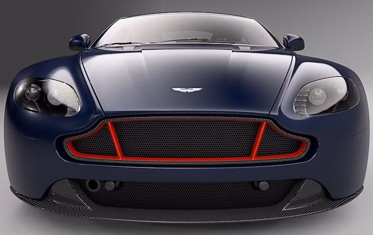 So với những chiếc Vantage thường, Vantage Red Bull Racing có điểm nhấn là những chi tiết bằng sợi carbon trần bao gồm cánh khuếch tán dưới cản trước, cản sau và khung lưới chiếu hậu. Bên cạnh đó, một số chi tiết trên xe như 2 khe hút gió ở vè trước và lưới tản nhiệt đã được viền sơn đỏ.