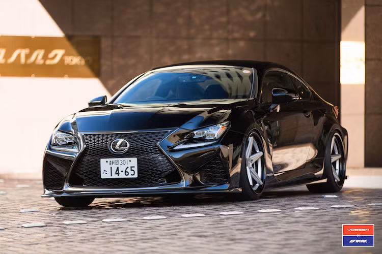 Ra mắt từ năm 2014 tại triển lãm ôtô Bắc Mỹ, xe sang Lexus RC-F là phiên bản thể thao của dòng coupe cao cấp hạng D RC, đồng thời cũng là câu trả lời của Lexus với các đối thủ từ Đức như BMW M4 và Mercedes-AMG C63 Coupe.
