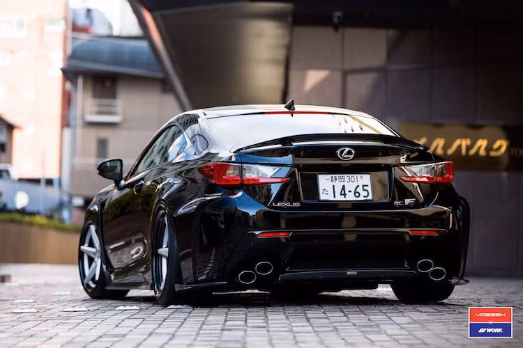 Giống như mọi chiếc Lexus khác "ra lò" từ F-Sport, RC-F cũng có điểm đặc trưng ở phía sau là cụm ống xả kép đặt dọc. Với gói tùy chọn khí động học, chiếc xe còn có cánh đuôi nhỏ có thể thu gọn ở trên nắp khoang hành lý.