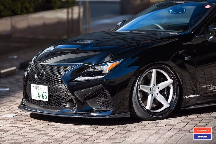 Cũng giống như những sản phẩm khác từ chi nhánh thể thao F Sport của Lexus, RC-F sở hữu ngoại hình mạnh mẽ, hiện đại với lưới tản nhiệt hình con suốt cùng các khe hút gió trên cản trước với kích thước lớn và đèn LED với kiểu dáng độc đáo.