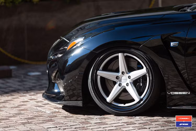 Ngoài ra, bộ mâm "khủng" VW-3 của hãng độ Vossen với kích thước trước/sau 20×10,5 và 20×11,5 inch cũng là một điểm nhấn đặc biệt trên bản độ RC-F này. Có thiết kế sao 5 cánh thể thao, bộ mâm này cũng đã "khoe" hệ thống phanh Brembo "hàng hiệu" của RC-F ở phía sau.