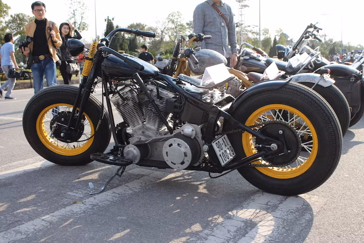 Một chiếc Harley-Davidson độ theo phong cách cổ điển của biker Việt, nằm phía sau chiếc xe này là chiếc Harley-Davidson Sportster với phần thân điêu khắc nghệ thuật độc nhất Việt Nam.