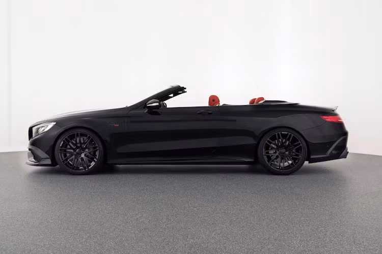 Ở hai bên thân xe, thay đổi lớn nhất đó là bộ mâm Monoblock đặc trưng của Brabus, với thiết kế nhiều cánh kép và các tùy chọn màu sơn đen bóng, đen nhám, nhôm đánh bóng hoặc bạc. Đi kèm với bộ mâm là lốp thể thao của Continental nhằm phát huy tối đa "tiềm lực" của chiếc xe.