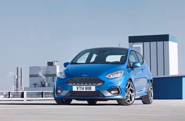 Được bán với cả 2 phiên bản là 3 cửa và 5 cửa, thiết kế của Fiesta ST có một số thay đổi để khiến chiếc xe nổi bật hơn so với phiên bản thường. Trong đó, chiếc xe sở hữu lưới tản nhiệt đặc biệt, cản trước và sau mang phong cách thể thao hơn, bộ mâm 5 cánh kép xoắn đẹp mắt cùng cánh đuôi trên nắp cửa kính.