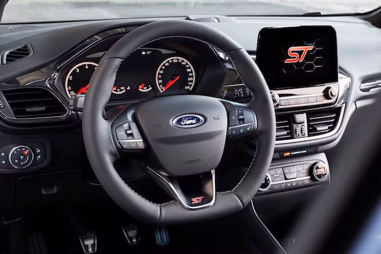 Nằm giữa bảng táp-lô của xe là hệ thống thông tin giải trí SYNC 3 mới nhất với màn hình kích thước 8 inch hỗ trợ nhận dạng cử chỉ và giọng nói kèm tính năng định vị, kết nối smartphone. Hệ thống loa thượng hạng Bang &amp; Olufsen Play cũng nằm trong danh sách tùy chọn cho xe.