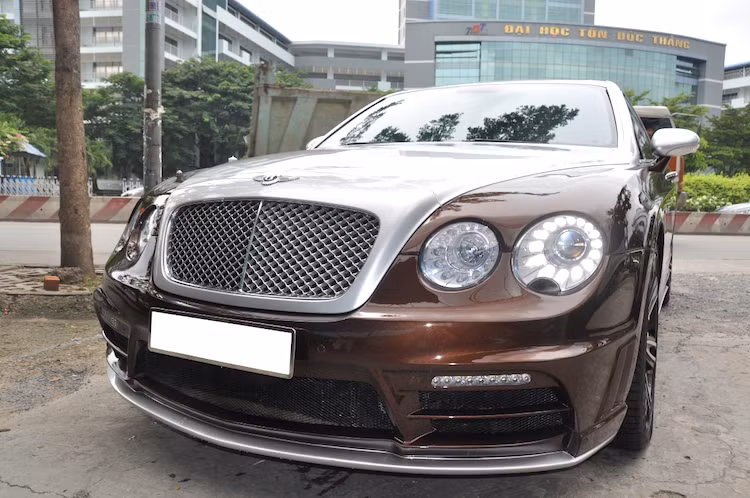 Trên bản độ này, những người thợ Việt đã chế tạo cho chiếc xe một bộ bodykit mới từ composite kết hợp với hợp kim. Nguyên mẫu bodykit của xe được lấy từ gói độ Black Bison do hãng Wald International tới từ Nhật sản xuất. Không chỉ khiến phần đầu xe trở nên thể thao hơn với các khe hút gió lớn, cản trước phong cách Black Bison còn bổ sung cho Continental Flying Spur đời cũ đèn sương mù LED.