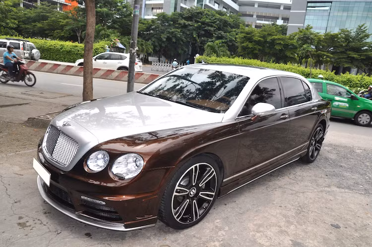Ra mắt lần đầu vào năm 2005, xe siêu sang Bentley Continental Flying Spur là phiên bản sedan siêu sang của dòng coupe Continental - mẫu xe Bentley đầu tiên ra đời sau khi Volkswagen mua lại hãng xe Anh Quốc. Tại Việt Nam, mẫu xe này cũng xuất hiện tương đối nhiều trên đường phố khi được nhập bởi các showroom tư nhân từ trước khi Bentley chính thức bước chân vào thị trường Việt.