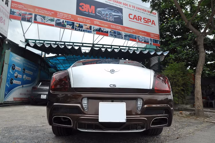 Thời gian tăng tốc từ 0-100km/h của xe là 4,5 giây và có tốc độ tối đa 321 km/h. Khối động cơ nguyên bản của chiếc xe vẫn được giữ nguyên, hoàn toàn không hề có cải tiến nào. Tuy nhiên một số ống dẫn bị nứt, mục đã được garage thay thế trong khi bảo trì khoang máy.