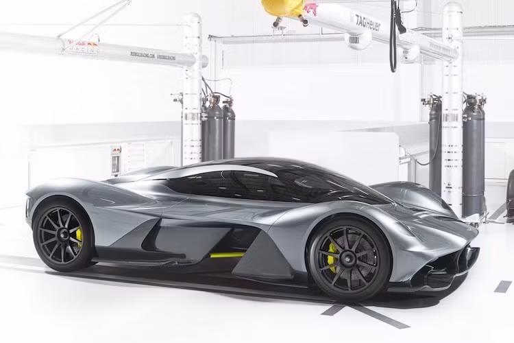 Hãng xe Aston Martin dự định sẽ chỉ sản xuất đúng 150 chiếc AM-RB 001 phiên bản "đường phố" và 25 chiếc bản đua. Tuy nhiên vào ngày 6/12/2016, hãng đã chính thức tuyên bố 150 chiếc xe dân dụng hiện đã được đặt mua hết. Tuy nhiên, hiện vẫn chưa rõ 25 chiếc AM-RB 001 phiên bản đua còn lại hiện đã có các "đại gia" đặt mua hết hay chưa.